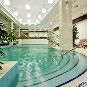 Earth & People & - Free Parking & Swimming Pool Отель
